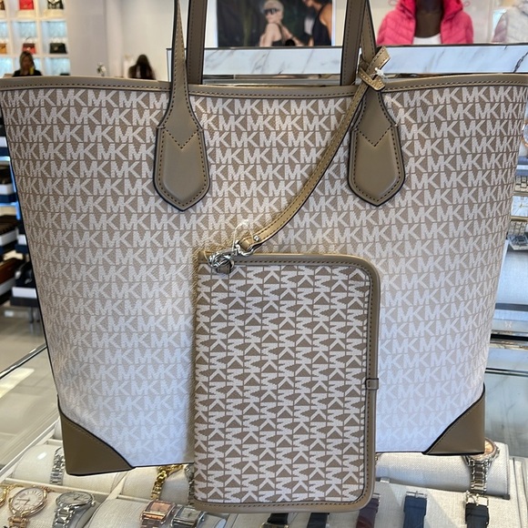 Michael Kors Eva Large Ombré Signature Logo Shoulder Tote Bag
Husk
NWT - Picture 10 of 16